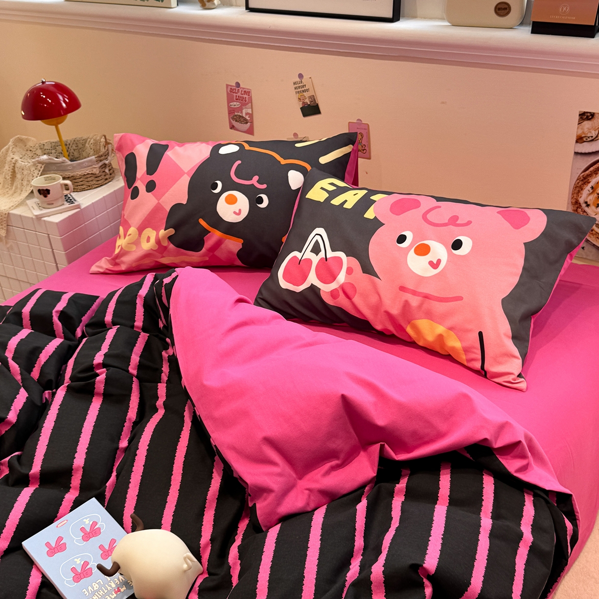 91家纺网 家纺一手货源 找家纺 珺柔家纺 2025新款数码印花枕套全棉磨毛毛巾绣卡通四件套 樱桃小熊