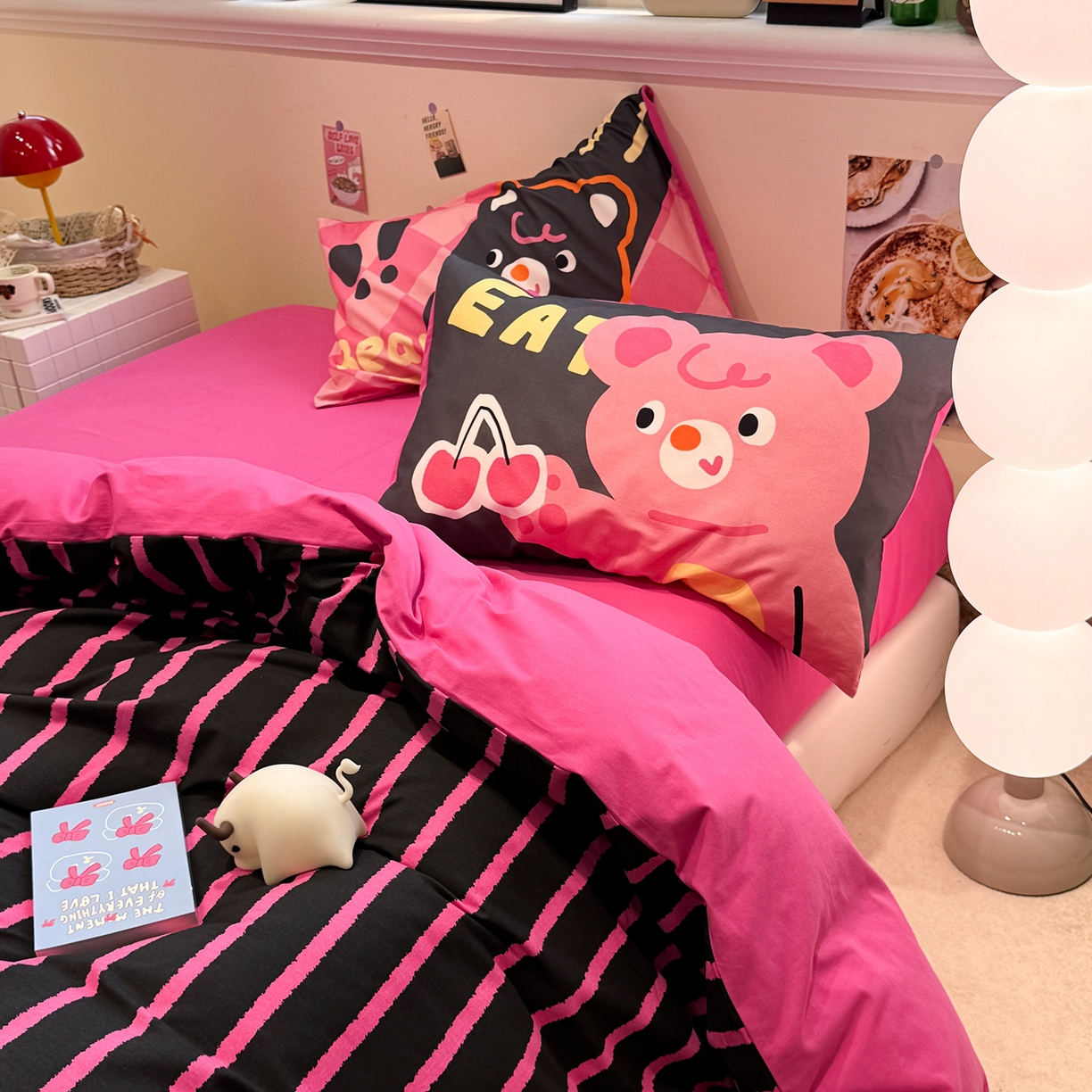 91家纺网 家纺一手货源 找家纺 珺柔家纺 2025新款数码印花枕套全棉磨毛毛巾绣卡通四件套 樱桃小熊