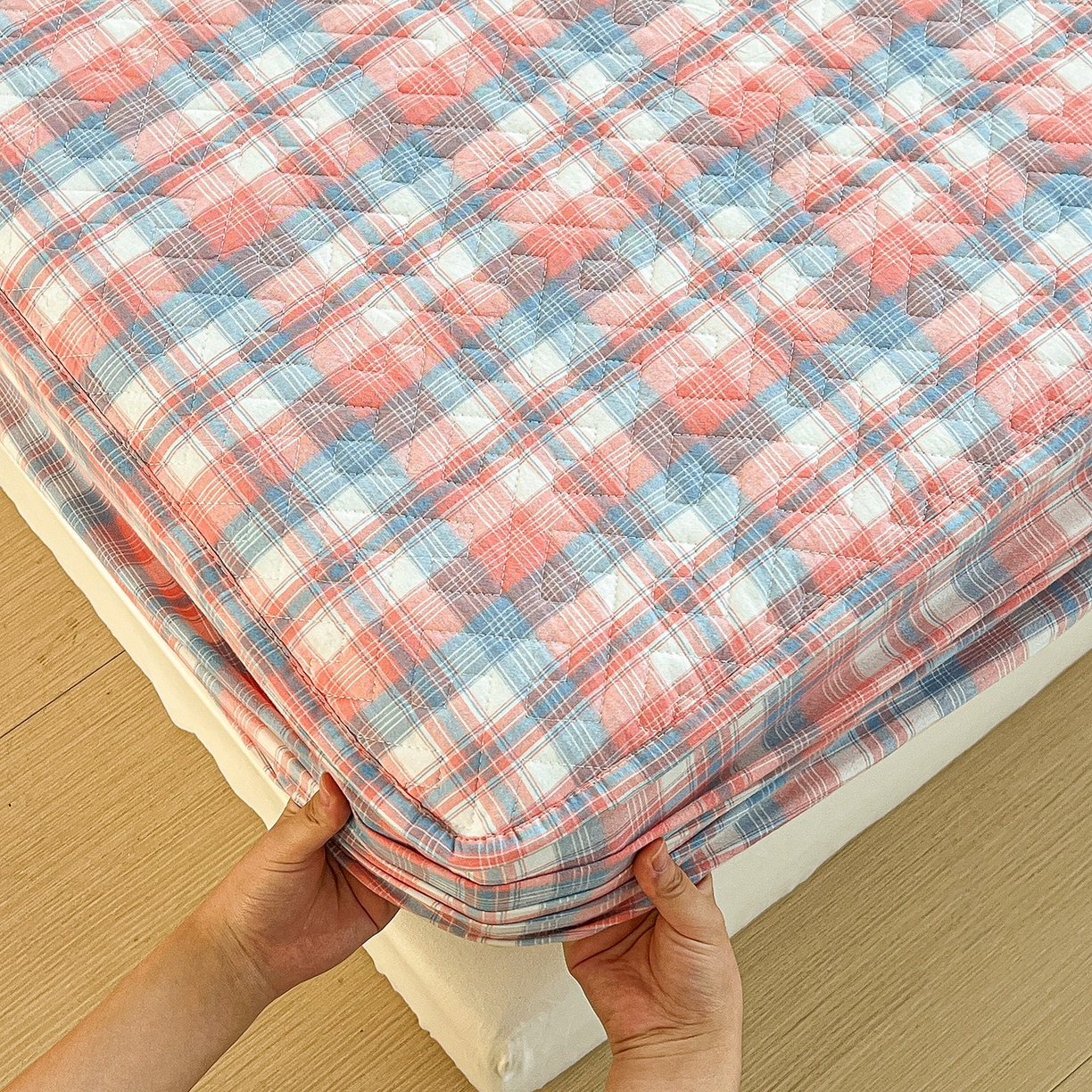 91家纺网 家纺一手货源 找家纺 梦洋家纺 2025新款全棉色织水洗棉夹棉床笠 炫彩格