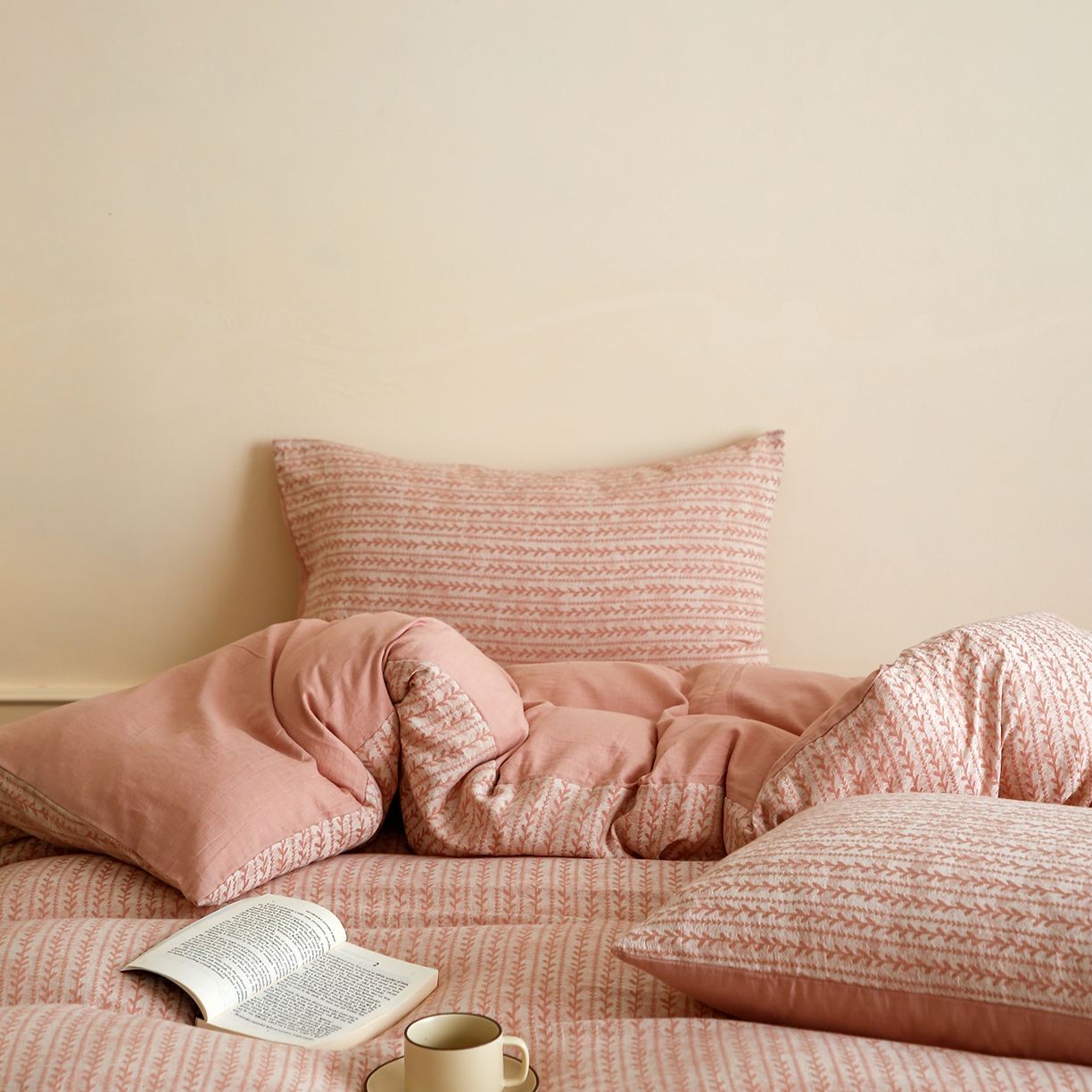 91家纺网 家纺一手货源 找家纺 梵克保罗 2025秋冬新款全棉色织大提花四件套 安迪-奶油粉