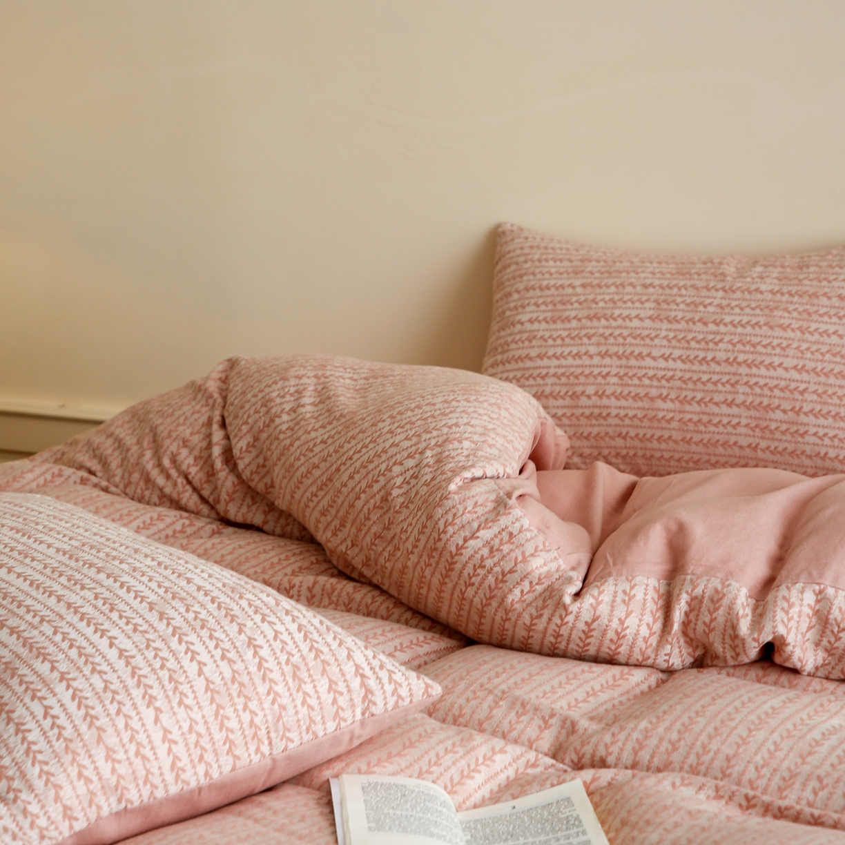 91家纺网 家纺一手货源 找家纺 梵克保罗 2025秋冬新款全棉色织大提花四件套 安迪-奶油粉