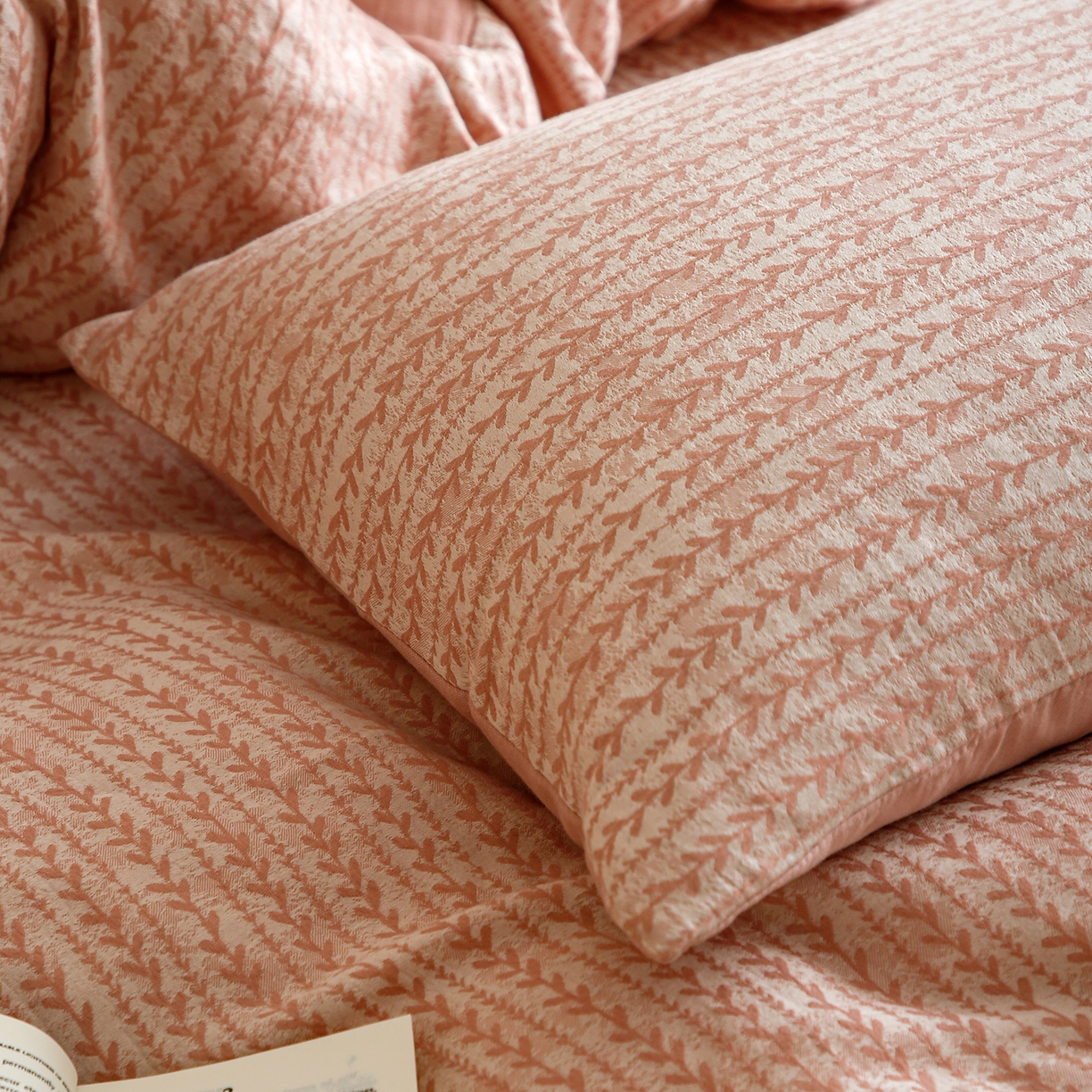 91家纺网 家纺一手货源 找家纺 梵克保罗 2025秋冬新款全棉色织大提花四件套 安迪-奶油粉