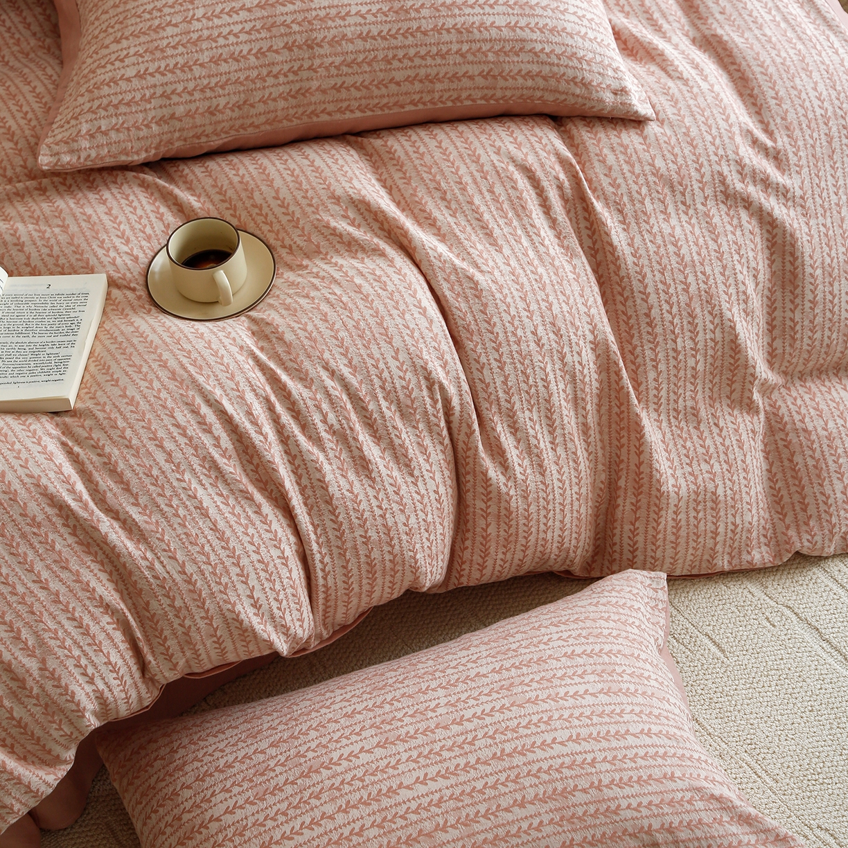 91家纺网 家纺一手货源 找家纺 梵克保罗 2025秋冬新款全棉色织大提花四件套 安迪-奶油粉