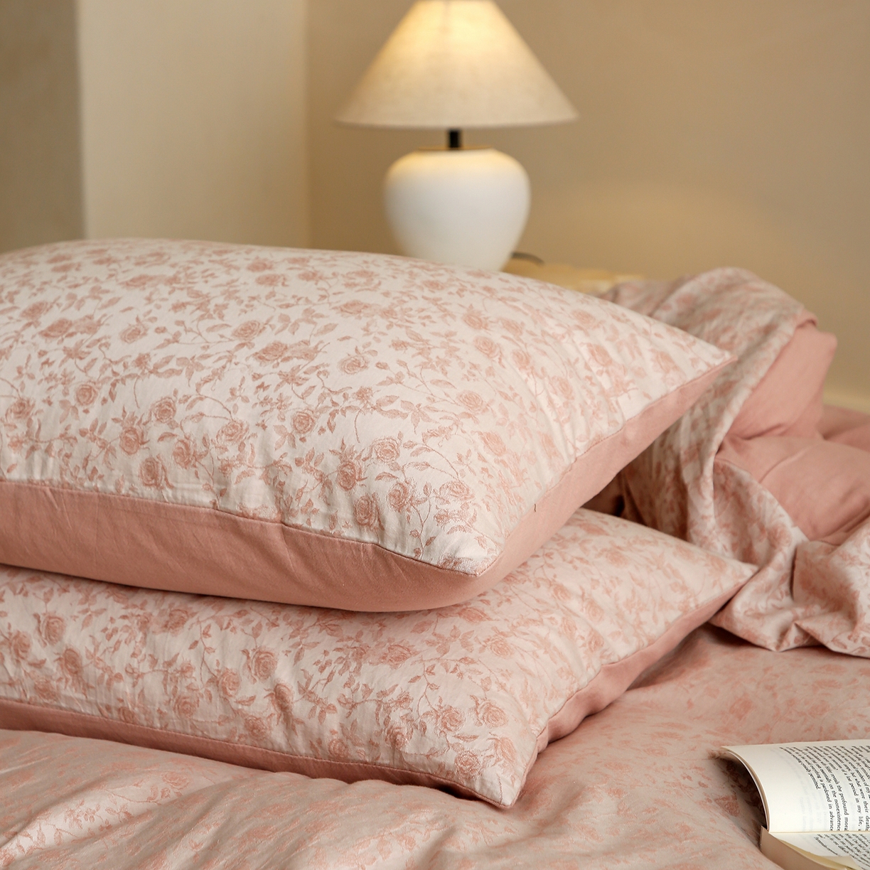 91家纺网 家纺一手货源 找家纺 梵克保罗 2025秋冬新款全棉色织大提花四件套 苏黎玫瑰-粉