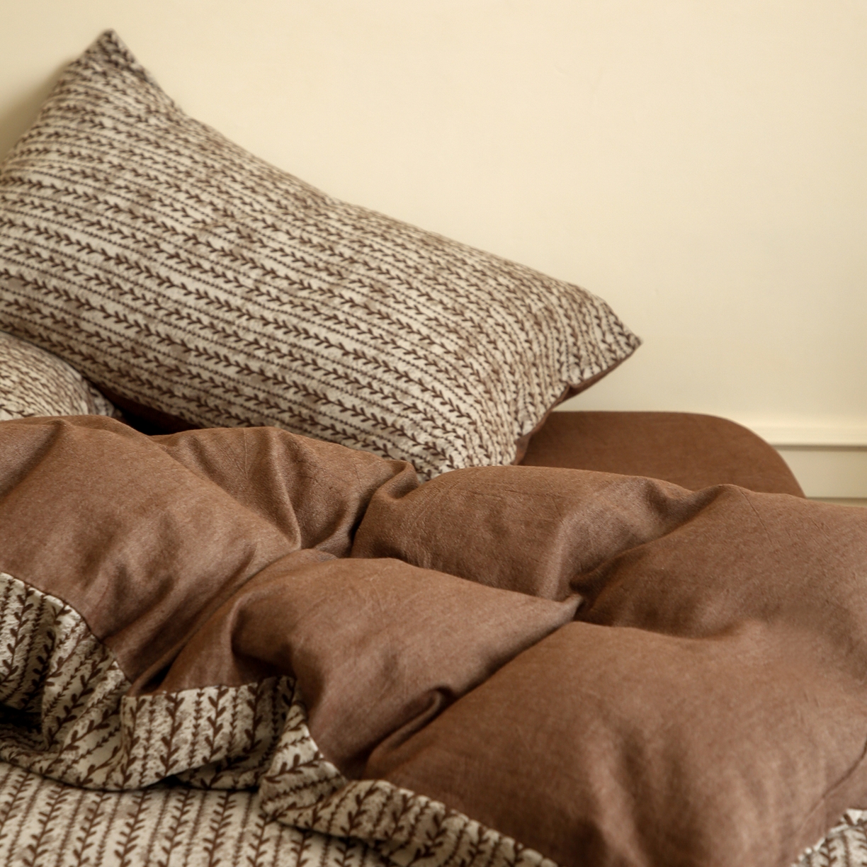 91家纺网 家纺一手货源 找家纺 梵克保罗 2025秋冬新款全棉色织大提花四件套 安迪-深咖