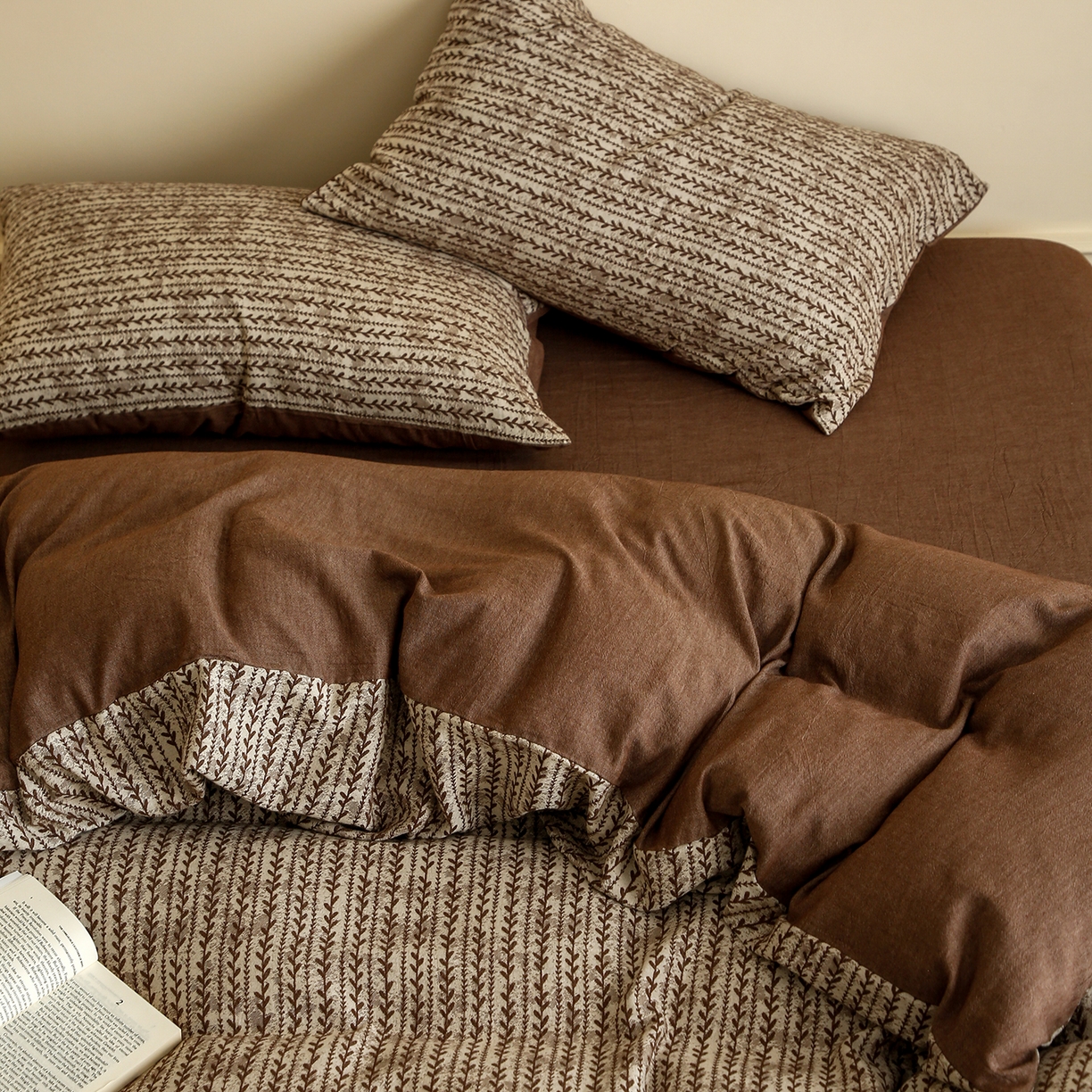 91家纺网 家纺一手货源 找家纺 梵克保罗 2025秋冬新款全棉色织大提花四件套 安迪-深咖