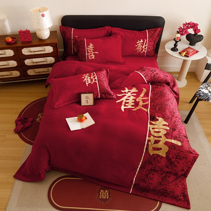 91家纺网 家纺一手货源 找家纺 苏源家居 2025新款牛奶绒加厚新款婚庆喜庆刺绣大红四件套 绒 欢喜-金色