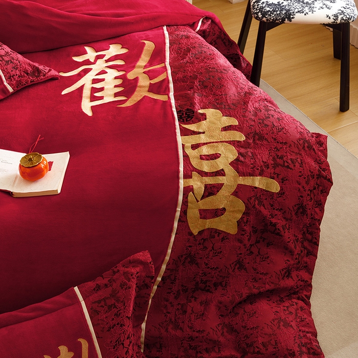 91家纺网 家纺一手货源 找家纺 苏源家居 2025新款牛奶绒加厚新款婚庆喜庆刺绣大红四件套 绒 欢喜-金色