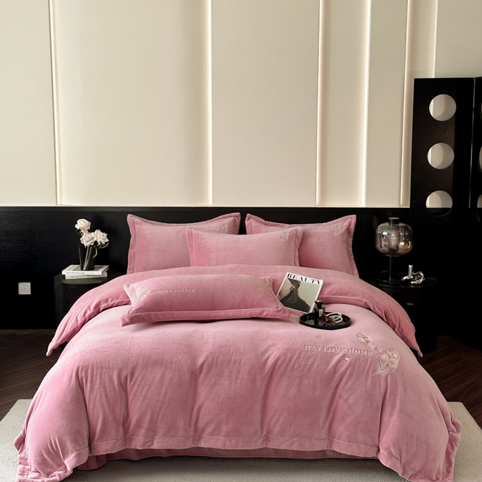 91家纺网 家纺一手货源 找家纺 鸿织源家纺 2025新款牛奶绒刺绣四件套-羽蝶 羽蝶-豆沙色