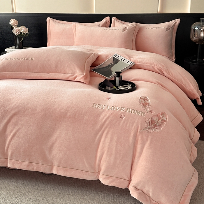 91家纺网 家纺一手货源 找家纺 鸿织源家纺 2025新款牛奶绒刺绣四件套-羽蝶 羽蝶-玉色