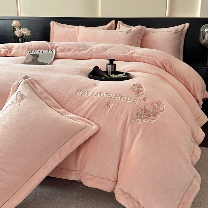 91家纺网 家纺一手货源 找家纺 鸿织源家纺 2025新款牛奶绒刺绣四件套-羽蝶 羽蝶-玉色