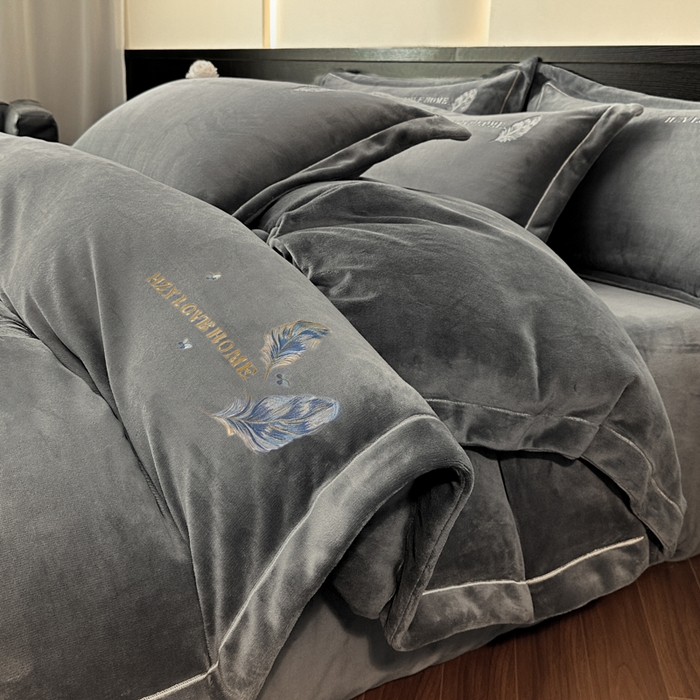 91家纺网 家纺一手货源 找家纺 鸿织源家纺 2025新款牛奶绒刺绣四件套-羽蝶 羽蝶-极致灰