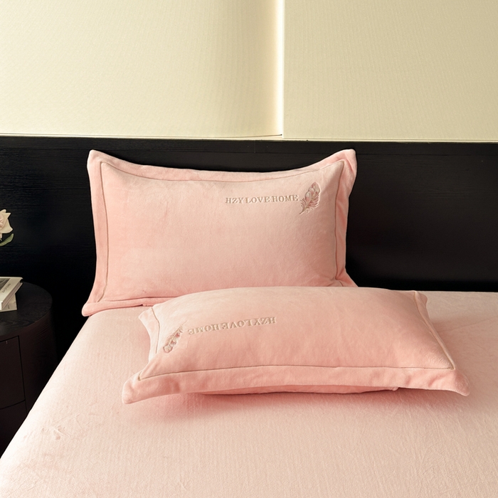 91家纺网 家纺一手货源 找家纺 鸿织源家纺 2025新款牛奶绒刺绣四件套-羽蝶 羽蝶-玉色