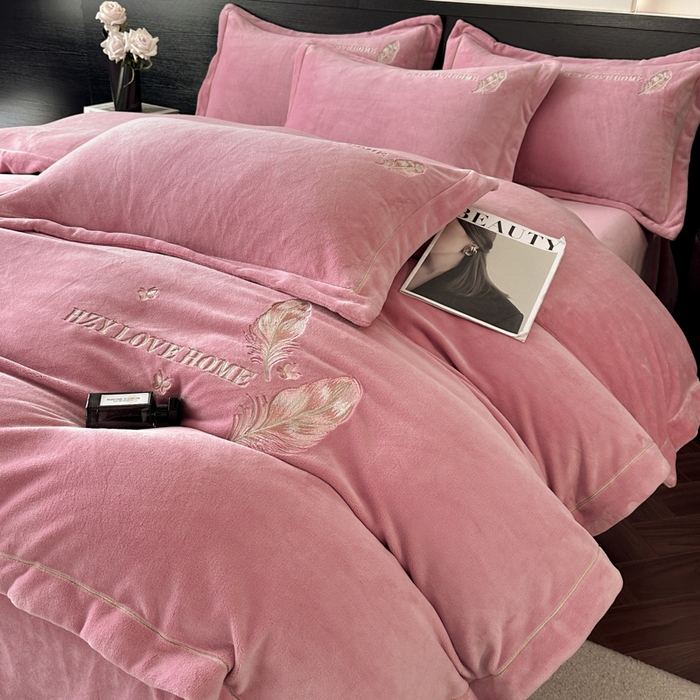 91家纺网 家纺一手货源 找家纺 鸿织源家纺 2025新款牛奶绒刺绣四件套-羽蝶 羽蝶-豆沙色