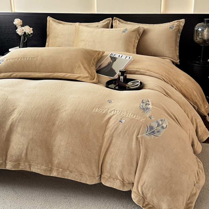 91家纺网 家纺一手货源 找家纺 鸿织源家纺 2025新款牛奶绒刺绣四件套-羽蝶 羽蝶-奶咖