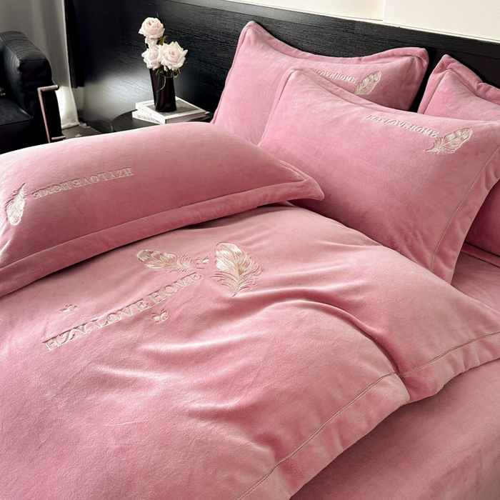 91家纺网 家纺一手货源 找家纺 鸿织源家纺 2025新款牛奶绒刺绣四件套-羽蝶 羽蝶-豆沙色