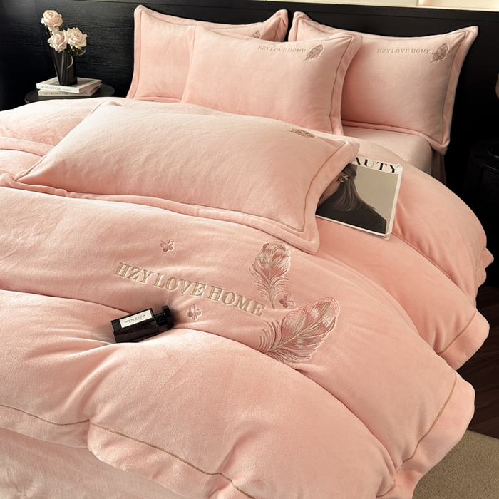 91家纺网 家纺一手货源 找家纺 鸿织源家纺 2025新款牛奶绒刺绣四件套-羽蝶 羽蝶-玉色