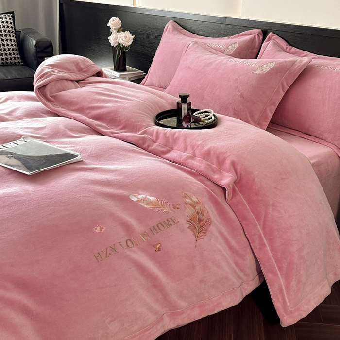 91家纺网 家纺一手货源 找家纺 鸿织源家纺 2025新款牛奶绒刺绣四件套-羽蝶 羽蝶-豆沙色