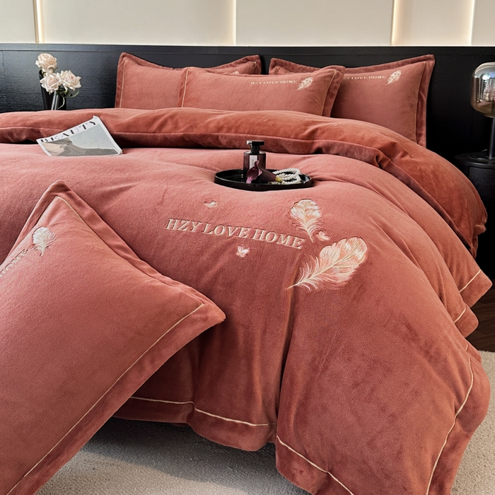 91家纺网 家纺一手货源 找家纺 鸿织源家纺 2025新款牛奶绒刺绣四件套-羽蝶 羽蝶-焦糖色