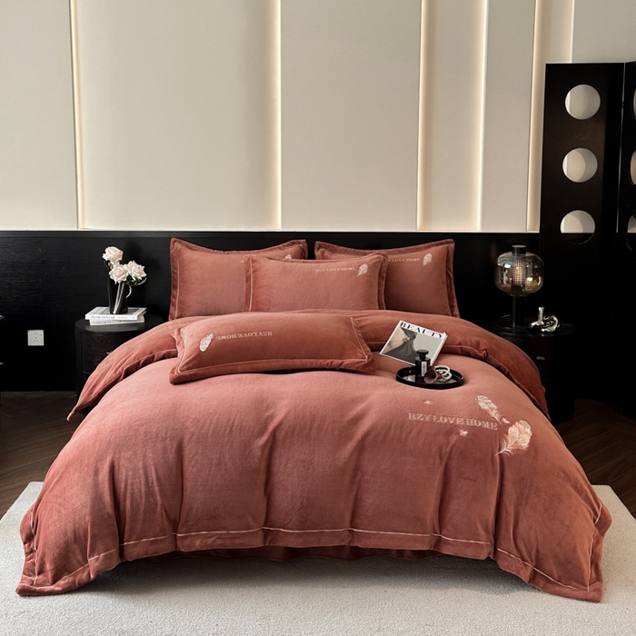 91家纺网 家纺一手货源 找家纺 鸿织源家纺 2025新款牛奶绒刺绣四件套-羽蝶 羽蝶-焦糖色