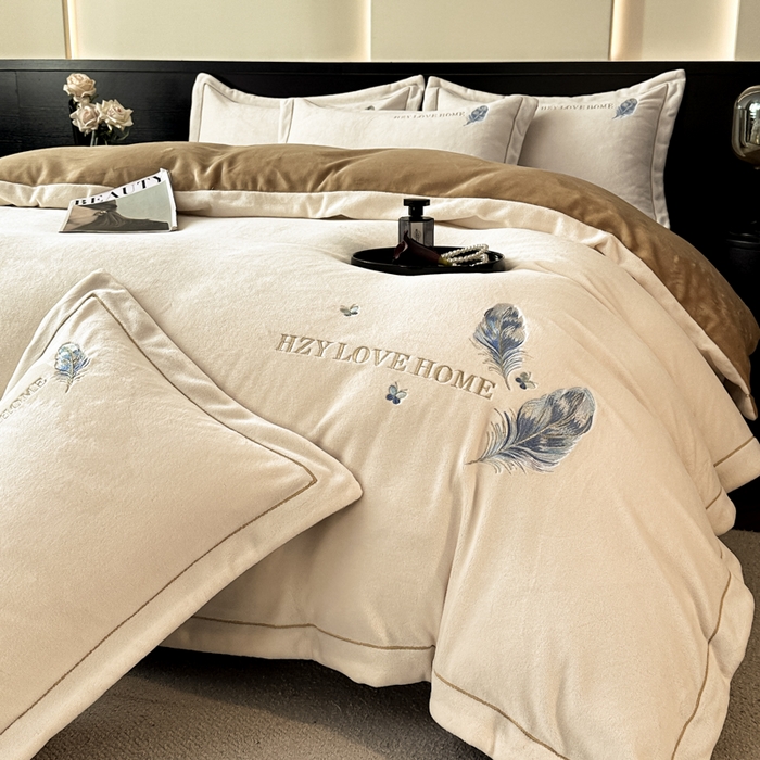 91家纺网 家纺一手货源 找家纺 鸿织源家纺 2025新款牛奶绒刺绣四件套-羽蝶 羽蝶-奶昔白+奶咖