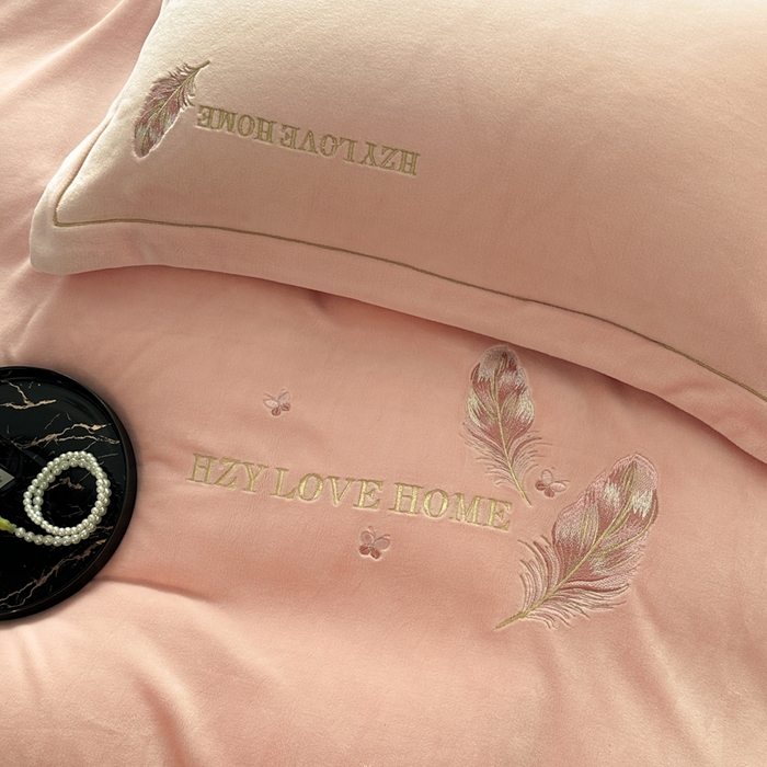 91家纺网 家纺一手货源 找家纺 鸿织源家纺 2025新款牛奶绒刺绣四件套-羽蝶 羽蝶-玉色