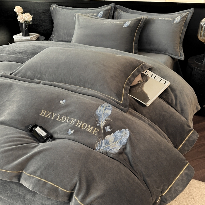 91家纺网 家纺一手货源 找家纺 鸿织源家纺 2025新款牛奶绒刺绣四件套-羽蝶 羽蝶-极致灰