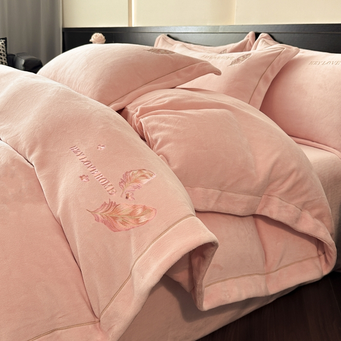 91家纺网 家纺一手货源 找家纺 鸿织源家纺 2025新款牛奶绒刺绣四件套-羽蝶 羽蝶-玉色