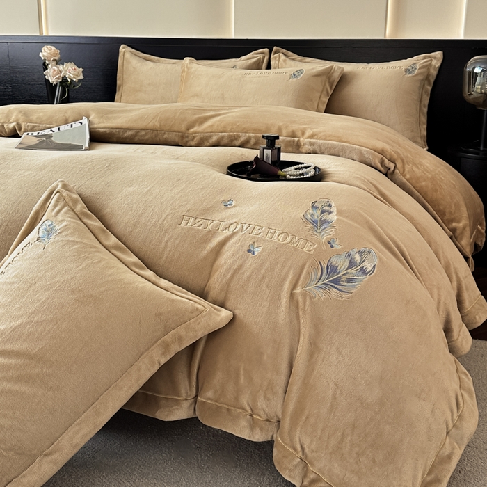 91家纺网 家纺一手货源 找家纺 鸿织源家纺 2025新款牛奶绒刺绣四件套-羽蝶 羽蝶-奶咖