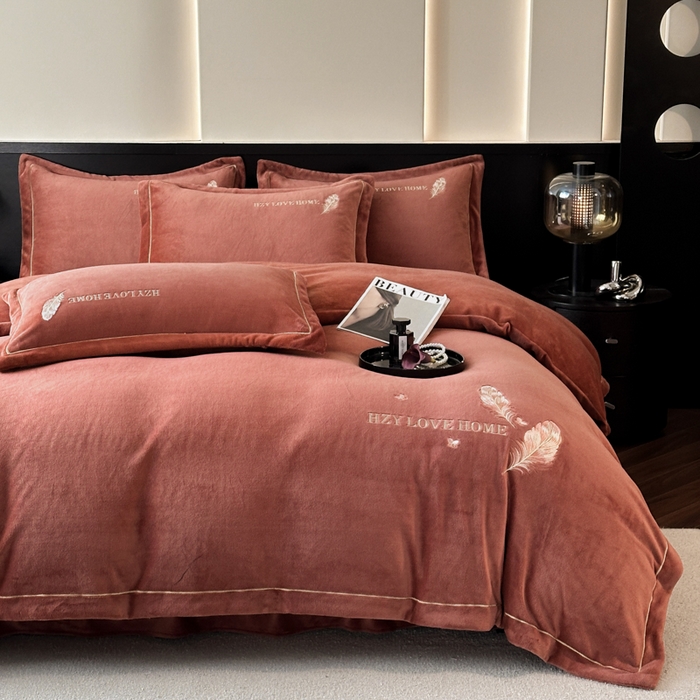 91家纺网 家纺一手货源 找家纺 鸿织源家纺 2025新款牛奶绒刺绣四件套-羽蝶 羽蝶-焦糖色