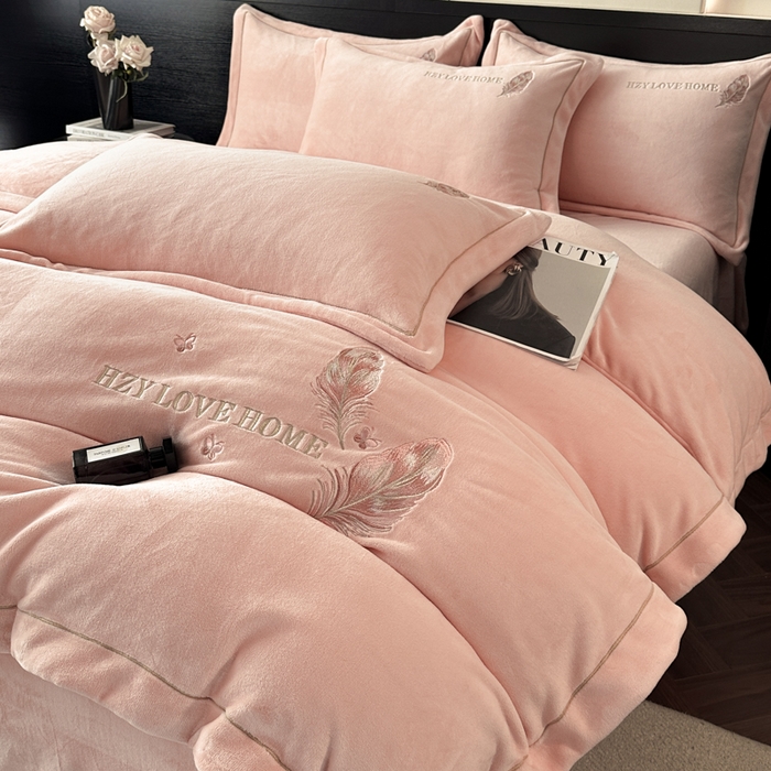 91家纺网 家纺一手货源 找家纺 鸿织源家纺 2025新款牛奶绒刺绣四件套-羽蝶 羽蝶-玉色