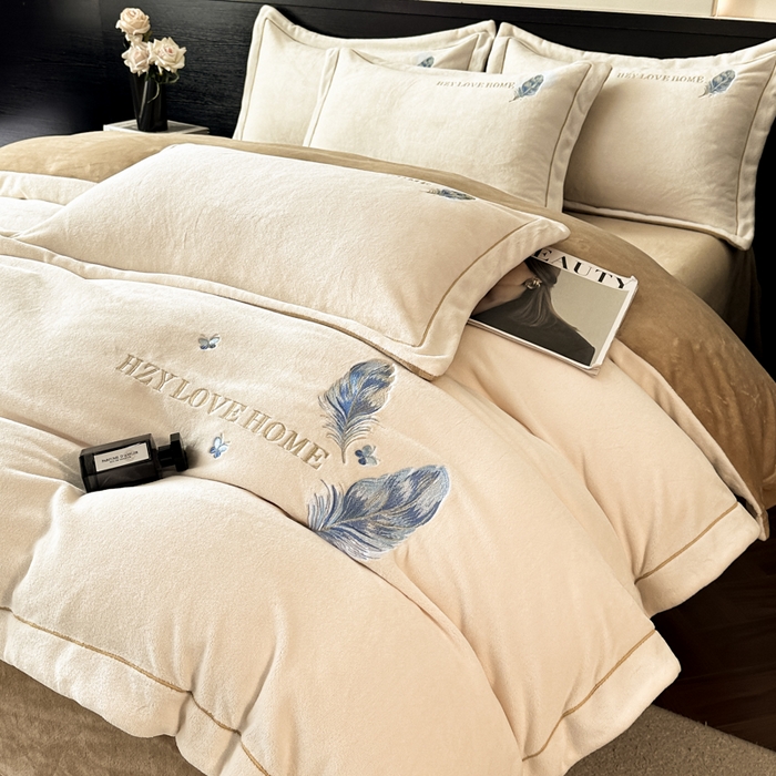 91家纺网 家纺一手货源 找家纺 鸿织源家纺 2025新款牛奶绒刺绣四件套-羽蝶 羽蝶-奶昔白+奶咖