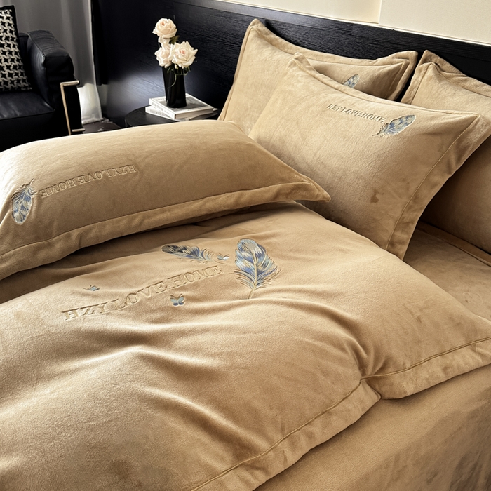 91家纺网 家纺一手货源 找家纺 鸿织源家纺 2025新款牛奶绒刺绣四件套-羽蝶 羽蝶-奶咖