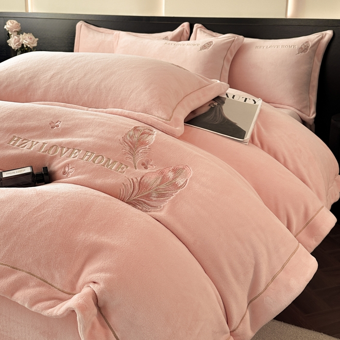 91家纺网 家纺一手货源 找家纺 鸿织源家纺 2025新款牛奶绒刺绣四件套-羽蝶 羽蝶-玉色