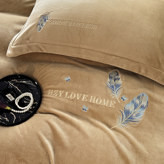 91家纺网 家纺一手货源 找家纺 鸿织源家纺 2025新款牛奶绒刺绣四件套-羽蝶 羽蝶-奶咖