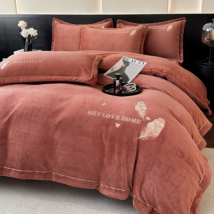 91家纺网 家纺一手货源 找家纺 鸿织源家纺 2025新款牛奶绒刺绣四件套-羽蝶 羽蝶-焦糖色