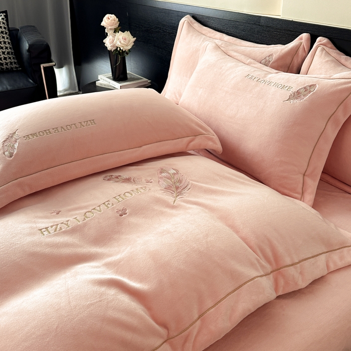 91家纺网 家纺一手货源 找家纺 鸿织源家纺 2025新款牛奶绒刺绣四件套-羽蝶 羽蝶-玉色