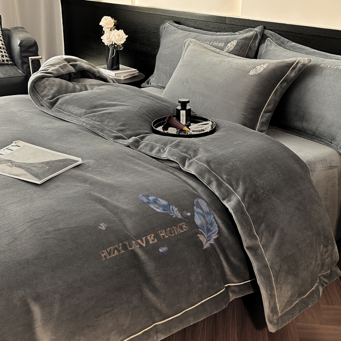 91家纺网 家纺一手货源 找家纺 鸿织源家纺 2025新款牛奶绒刺绣四件套-羽蝶 羽蝶-极致灰