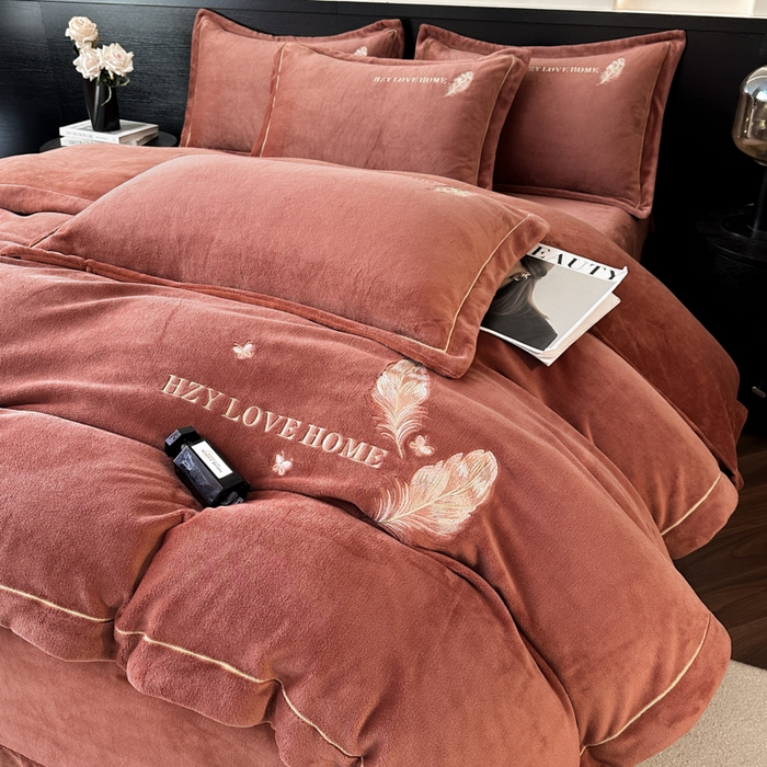 91家纺网 家纺一手货源 找家纺 鸿织源家纺 2025新款牛奶绒刺绣四件套-羽蝶 羽蝶-焦糖色