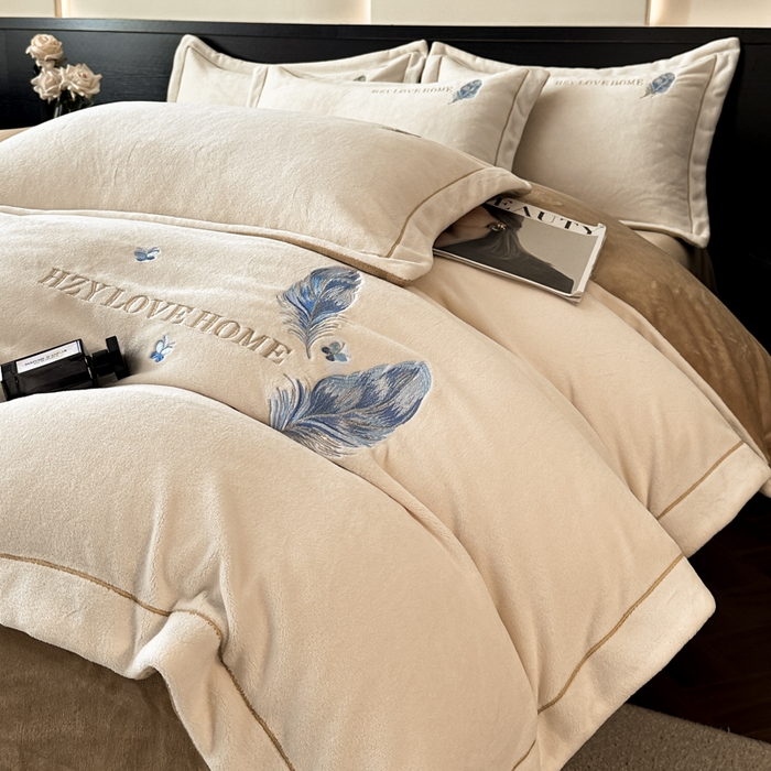 91家纺网 家纺一手货源 找家纺 鸿织源家纺 2025新款牛奶绒刺绣四件套-羽蝶 羽蝶-奶昔白+奶咖