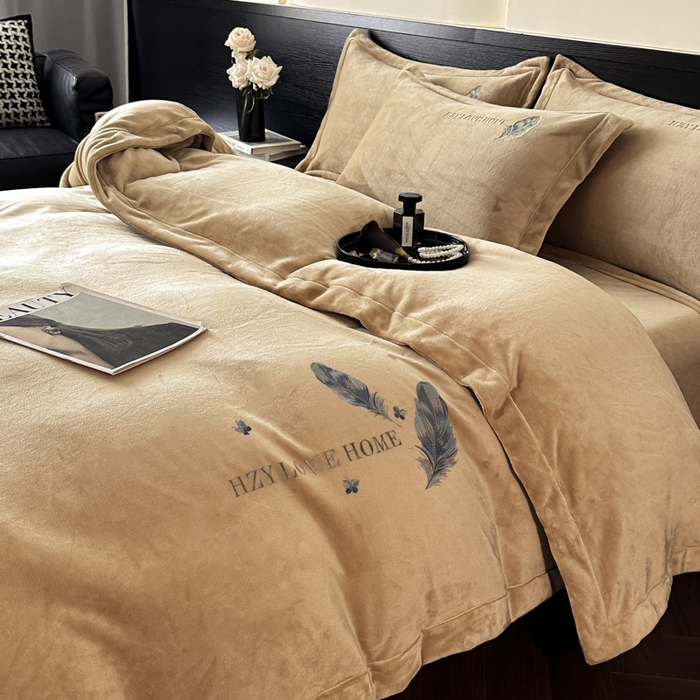 91家纺网 家纺一手货源 找家纺 鸿织源家纺 2025新款牛奶绒刺绣四件套-羽蝶 羽蝶-奶咖