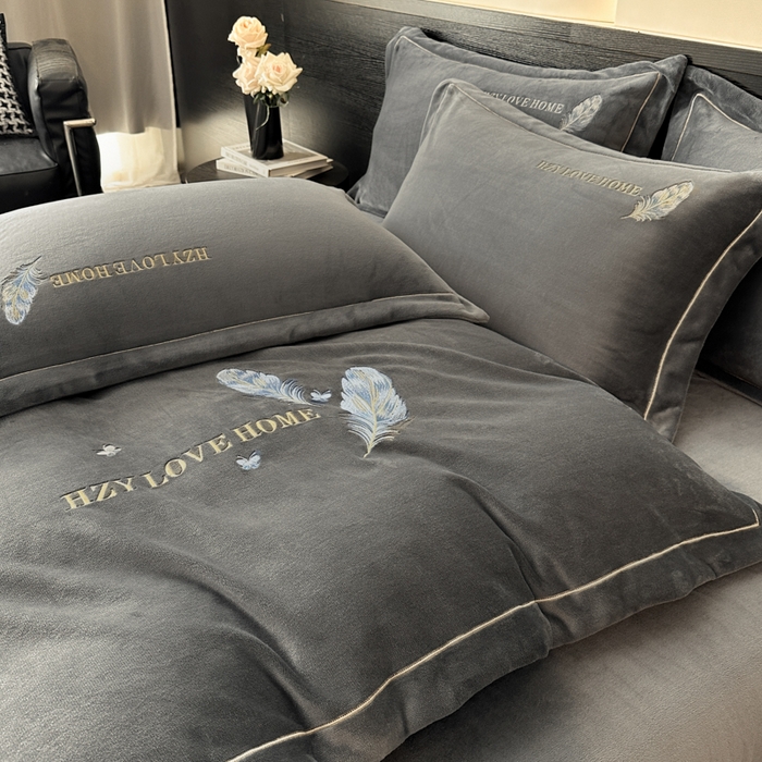 91家纺网 家纺一手货源 找家纺 鸿织源家纺 2025新款牛奶绒刺绣四件套-羽蝶 羽蝶-极致灰