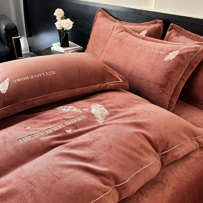 91家纺网 家纺一手货源 找家纺 鸿织源家纺 2025新款牛奶绒刺绣四件套-羽蝶 羽蝶-焦糖色