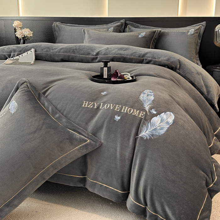 91家纺网 家纺一手货源 找家纺 鸿织源家纺 2025新款牛奶绒刺绣四件套-羽蝶 羽蝶-极致灰