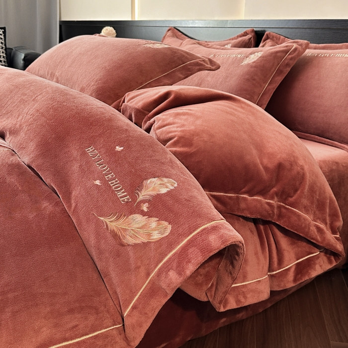 91家纺网 家纺一手货源 找家纺 鸿织源家纺 2025新款牛奶绒刺绣四件套-羽蝶 羽蝶-焦糖色