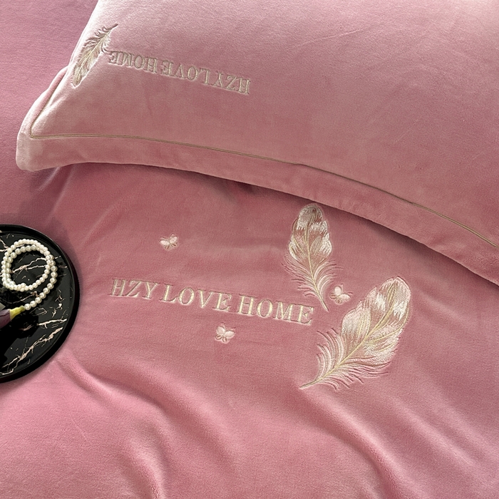 91家纺网 家纺一手货源 找家纺 鸿织源家纺 2025新款牛奶绒刺绣四件套-羽蝶 羽蝶-豆沙色