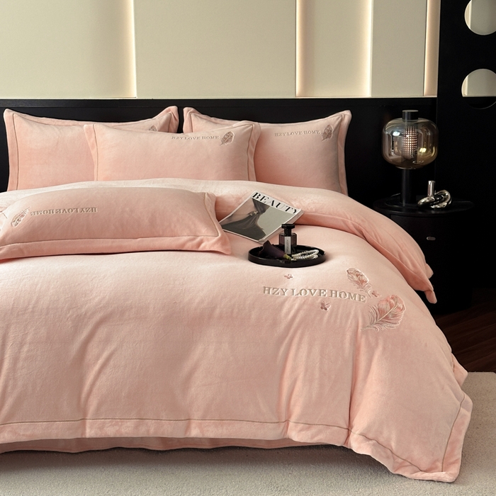 91家纺网 家纺一手货源 找家纺 鸿织源家纺 2025新款牛奶绒刺绣四件套-羽蝶 羽蝶-玉色