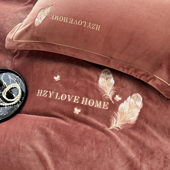 91家纺网 家纺一手货源 找家纺 鸿织源家纺 2025新款牛奶绒刺绣四件套-羽蝶 羽蝶-焦糖色