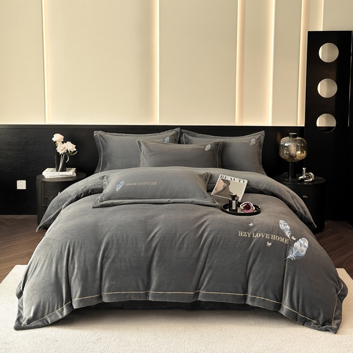 91家纺网 家纺一手货源 找家纺 鸿织源家纺 2025新款牛奶绒刺绣四件套-羽蝶 羽蝶-极致灰