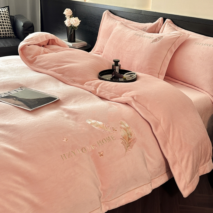 91家纺网 家纺一手货源 找家纺 鸿织源家纺 2025新款牛奶绒刺绣四件套-羽蝶 羽蝶-玉色